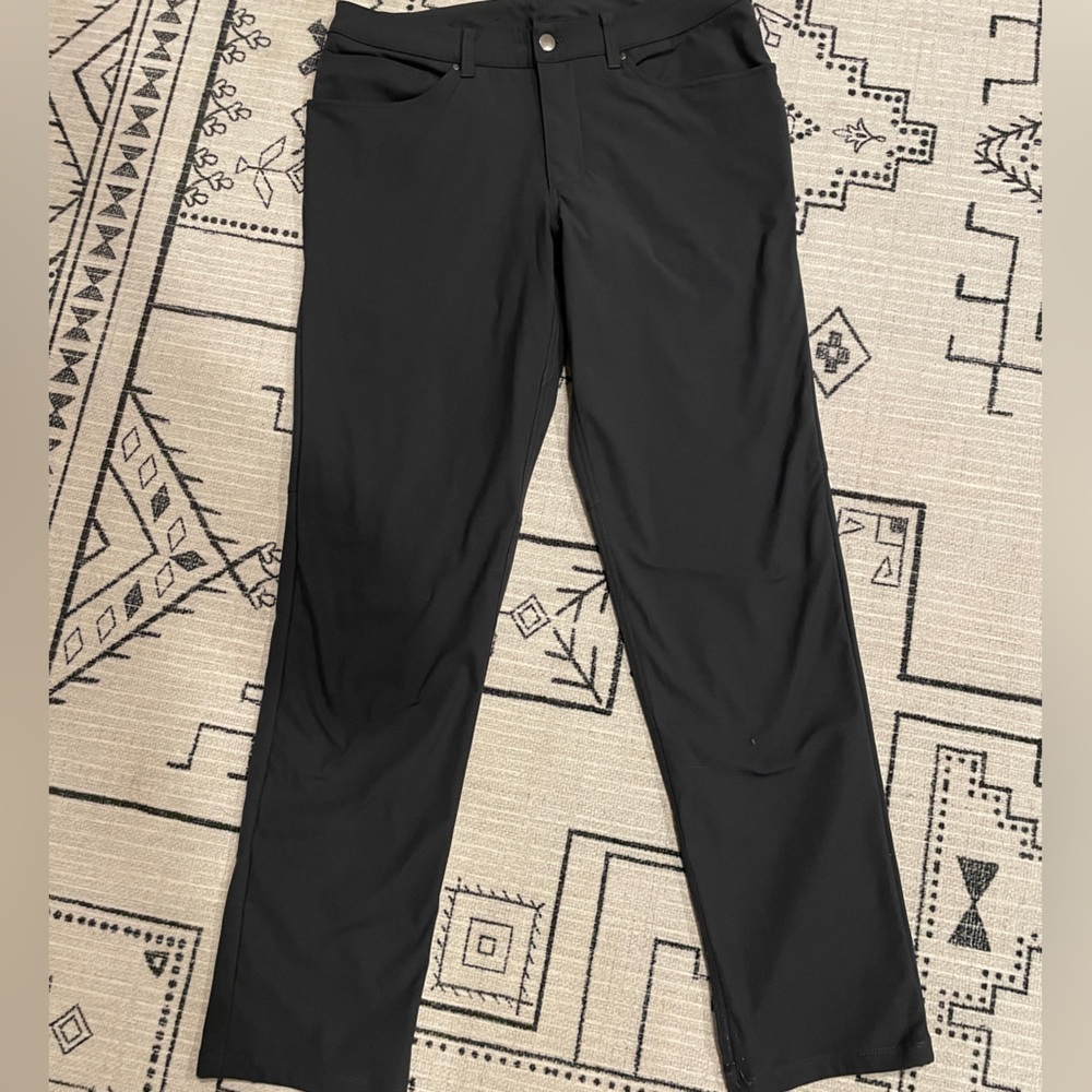 Men’s charcoal Lululemon pants. Size 32. Great quality and very comfortable.